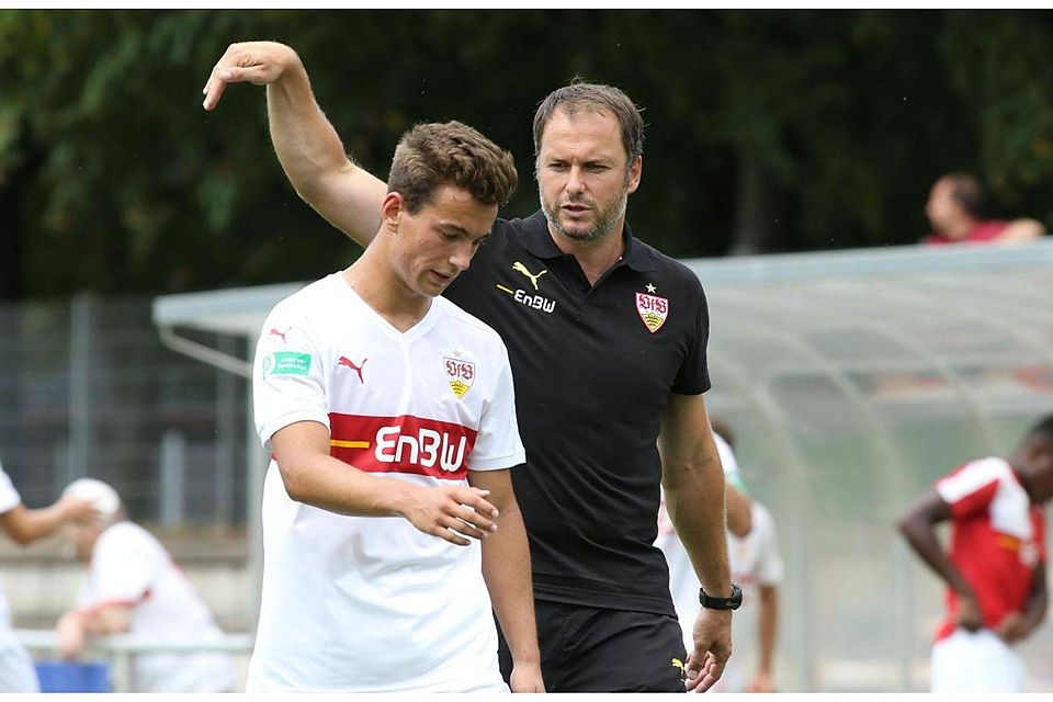 VfB Trainer Kais Oswald mit Torschütze Tim Pöhler. Foto: Pressefoto Baumann