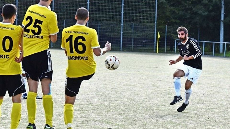 Erdal Koyuncu (rechts) beseitigte im Spiel gegen den TV Echterdingen mit seinem Freistoßtreffer zum 4:0 alle Zweifel am ersten Saisonsieg des Aufsteigers. Foto: Günter Bergmann