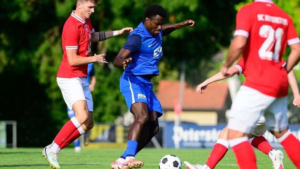 David Monga (am Ball) und seine Lahrer Mitspieler stehen im Punktspiel in Konstanz gehörig unter Druck. 