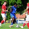 David Monga (am Ball) und seine Lahrer Mitspieler stehen im Punktspiel in Konstanz gehörig unter Druck. 