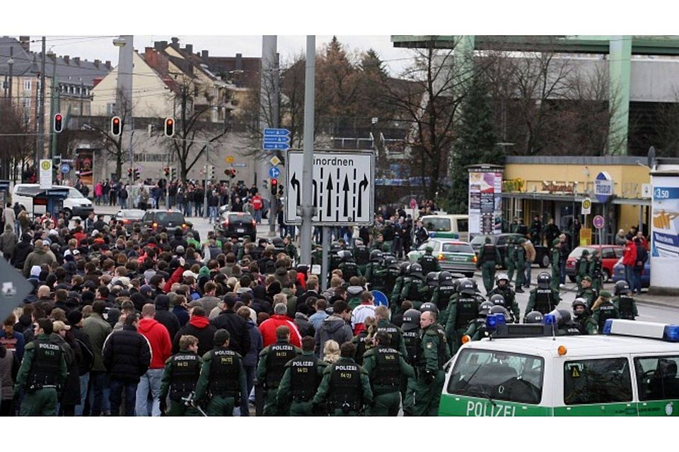 Massives Polizeiaufkommen rund um das Grünwalder tadion beim Derby Bayern II gegen 1860 II (Archivbild vom 09.12.2007).© sampics / Christina Pahnke