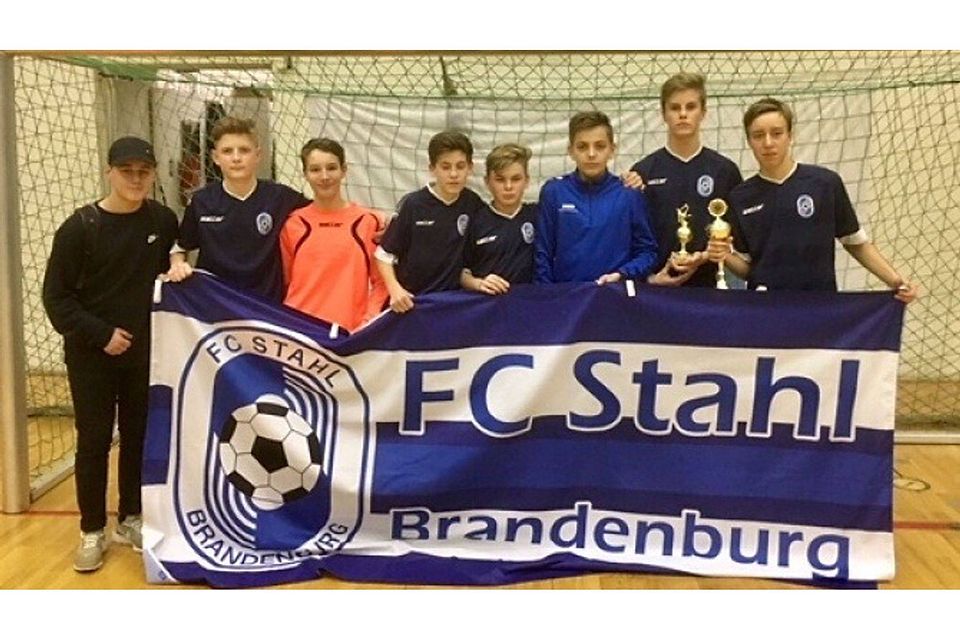 Ein sehr erfolgreiches Wochenende liegt hinter ihnen: die C-Junioren des FC Stahl Brandenburg holten drei Turniersiege - hier beim Cup in Premnitz. Foto: Verein