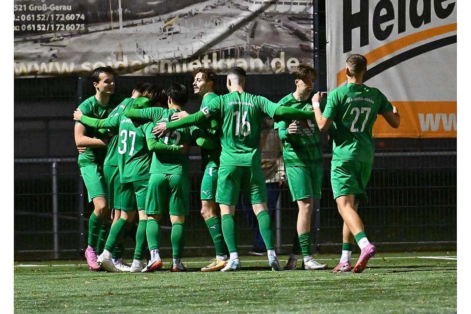 Nicolas Cortes Bambague lässt den VfR Groß-Gerau mit seinem Treffer zum 1:0-Sieg im Kreispokal jubeln. Der Titelverteidiger steht damit erneut im Finale. Foto: Uwe Krämer Nicolas Cortes Bambague lässt den VfR Groß-Gerau mit seinem Treffer zum 1:0-Sieg im Kreispokal jubeln. Der Titelverteidiger steht damit erneut im Finale. Foto: Uwe Krämer