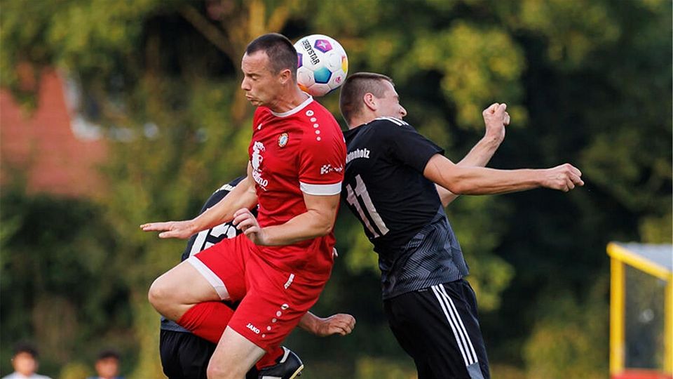 Manuel Detje (links) traf für Spitzenreiter Wiepenkathen. Die Verfolger Mu/Ku und Stade II haben Punkte liegen gelassen. Foto: Struwe (Archiv)