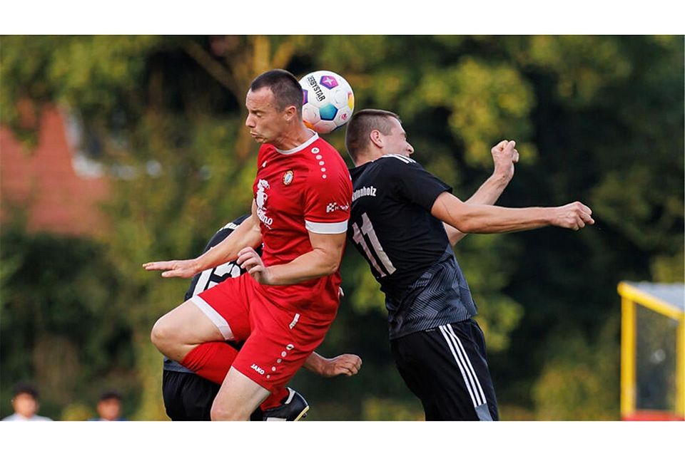 Manuel Detje (links) traf für Spitzenreiter Wiepenkathen. Die Verfolger Mu/Ku und Stade II haben Punkte liegen gelassen. Foto: Struwe (Archiv) Manuel Detje (links) traf für Spitzenreiter Wiepenkathen. Die Verfolger Mu/Ku und Stade II haben Punkte liegen gelassen. Foto: Struwe (Archiv)