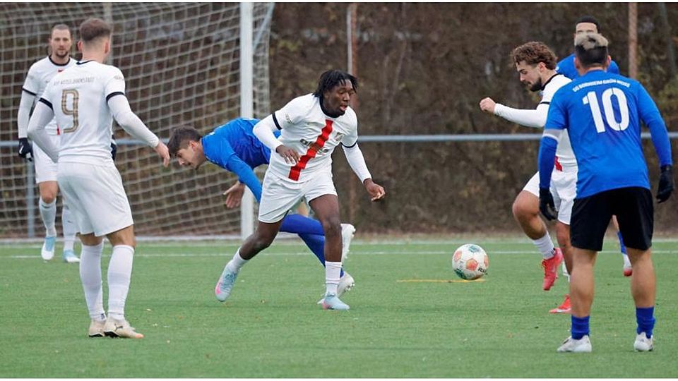 Jahresfinale: Nach der Niederlage gegen Bornheim strebt RW Darmstadt (links Perry Guylian Mokam, rechts Leon Lerch) im letzten Liga-Spiel des Jahres ein Erfolgserlebnis an.	Foto: Peter Henrich