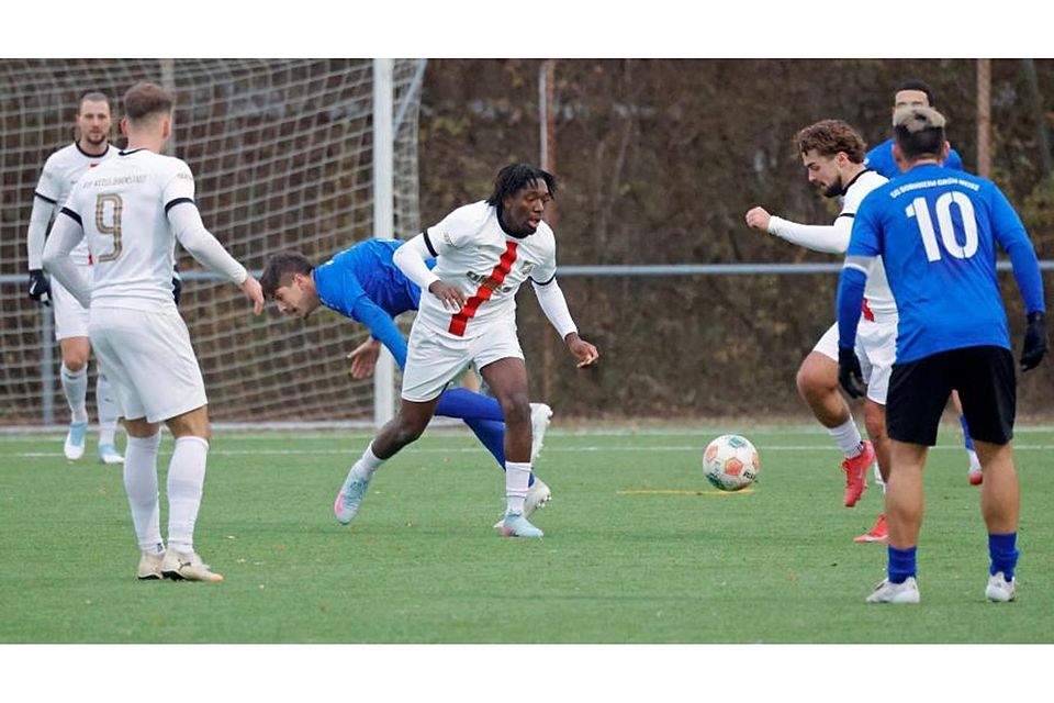 Jahresfinale: Nach der Niederlage gegen Bornheim strebt RW Darmstadt (links Perry Guylian Mokam, rechts Leon Lerch) im letzten Liga-Spiel des Jahres ein Erfolgserlebnis an.	Foto: Peter Henrich