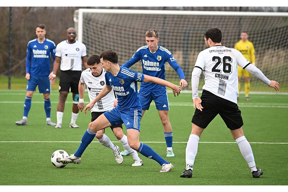 Germania Teveren (in Blau) kassierte eine herbe Schlappe zum Ende der Hinrunde. Germania Teveren (in Blau) kassierte eine herbe Schlappe zum Ende der Hinrunde.