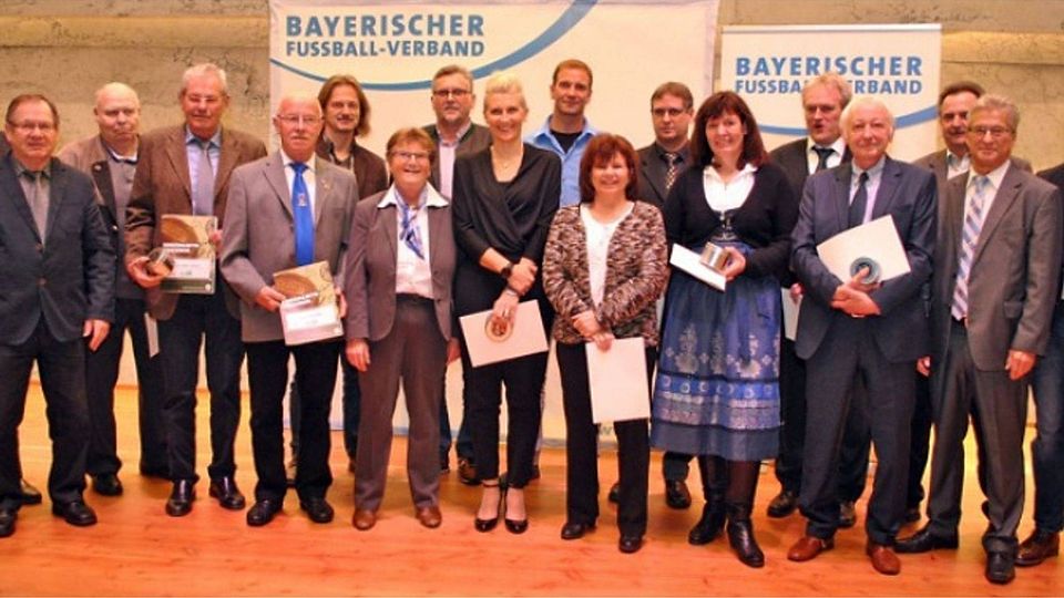 Ausgezeichnete Vereinsmitarbeiter aus dem Fußballkreis Regensburg mit Gerhard Hopp (r.), Josef Speckner (2. v. l.), Max Karl (l.), Barbara Beer (7. v.l.), sowie Rupert Karl (2. v. r.) Foto: agt