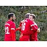 Pascal Elchner (l.) und Christian Böttner (r.) vom FC Schöffengrund freuen sich mit Torschütze Sebastian Chmura über den Sieg in der Fußball-A-Liga Wetzlar. © Jenniver Röczey