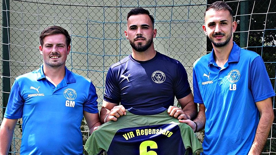 Unter anderem Arjanit Suka (Mitte) wurde von den beiden VfR-Spielertrainern Leutrim Beqaj (rechts) und Mathias Gasch in Empfang genommen.