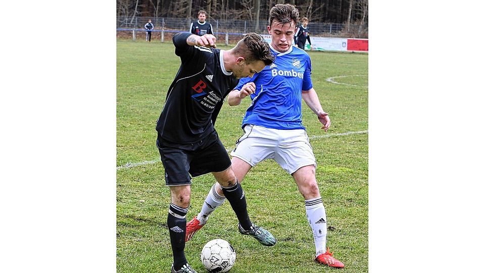 Ja, wo ist denn der Ball?  Dennis Selinski (Hartenholm II, re.) gegen Westerrades Daniel Fiebig.