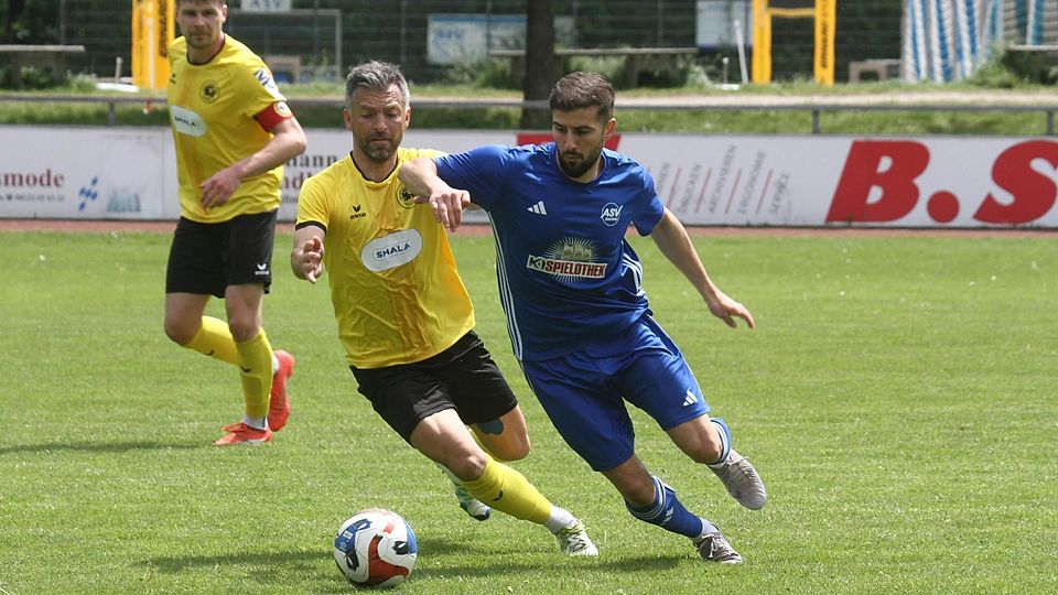 Zum Saisonfinale zeigten Cihan Öztürk (rechts, hier im Zweikampf mit Freisings Michael Schmid) keine gute Leistung.