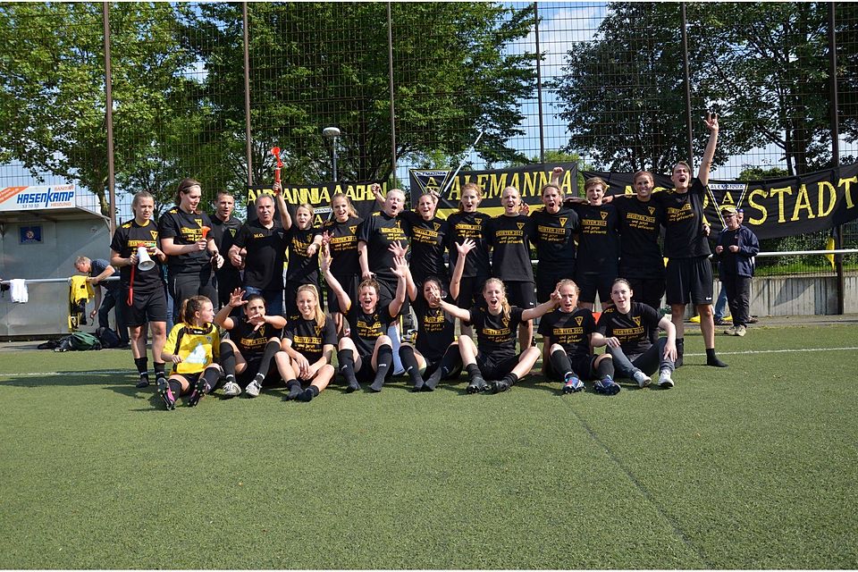 "Zweite Bundesliga, wir kommen": Alemannia Aachens Fußball-Frauen hatten beim entscheidenden Spiel in Bochum auch die Unterstützung der Fan IG, die für schwarz-gelbes Feeling sorgte.  Foto: Benjamin Wicher