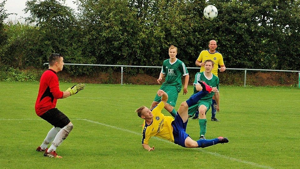 Mit diesem Seitfallzieher sorgte der Osterbyer Ranko Bednarski (rechts unten) wiederholt für Gefahr vor dem Brekendorfer Tor. Foto: Tüxen