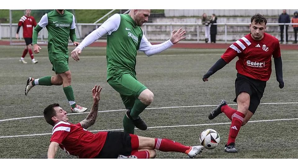 Zwischen der SG Sinn/Hörbach und dem TSV Ballersbach kommt es nach dem 3:1-Sieg der SG im Hinspiel nun zum Rückspiel. In dieser Szene versuchen der grätschende Randolf Menge (l.) und Luca Paolo Di Salvo, gegen den Ballersbacher Stürmer Marvin Triesch (Mitte), Schlimmstes zu verhindern. Foto: Lorenz Pietzsch Zwischen der SG Sinn/Hörbach und dem TSV Ballersbach kommt es nach dem 3:1-Sieg der SG im Hinspiel nun zum Rückspiel. In dieser Szene versuchen der grätschende Randolf Menge (l.) und Luca Paolo Di Salvo, gegen den Ballersbacher Stürmer Marvin Triesch (Mitte), Schlimmstes zu verhindern. Foto: Lorenz Pietzsch © Lorenz Pietzsch