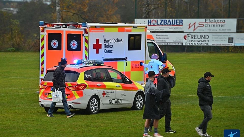 Spielabbruch in Neureichenau: Weil sich ein Spieler der Gäste aus Schönbrunn schwer an der Schulter verletzte und der Sanka gerufen werden musste, wurde die Partie FC Dreisessel gegen die DJK Schönbrunn nicht mehr fortgesetzt.