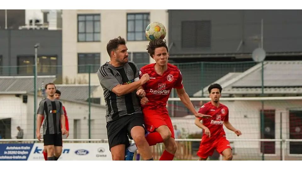 Der Lahnauer Fabian Bräuer (r.) widersetzt sich im Kopfballduell dem Wallufer Marvin Esser. Der Lahnauer Fabian Bräuer (r.) widersetzt sich im Kopfballduell dem Wallufer Marvin Esser. © Isabel Althof
