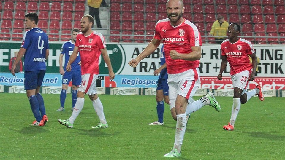 Ivica Banovic (in rot-weiß/ Nr.4) wird in der neuen Saison nicht mehr für den HFC jubeln    F: Kölbel