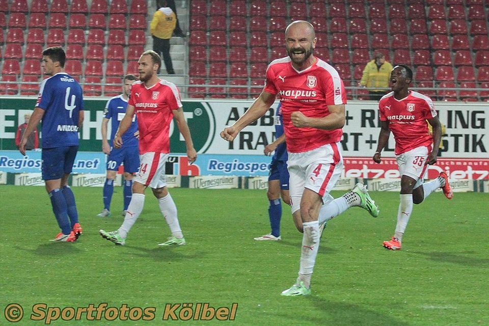 Ivica Banovic (in rot-weiß/ Nr.4) wird in der neuen Saison nicht mehr für den HFC jubeln    F: Kölbel