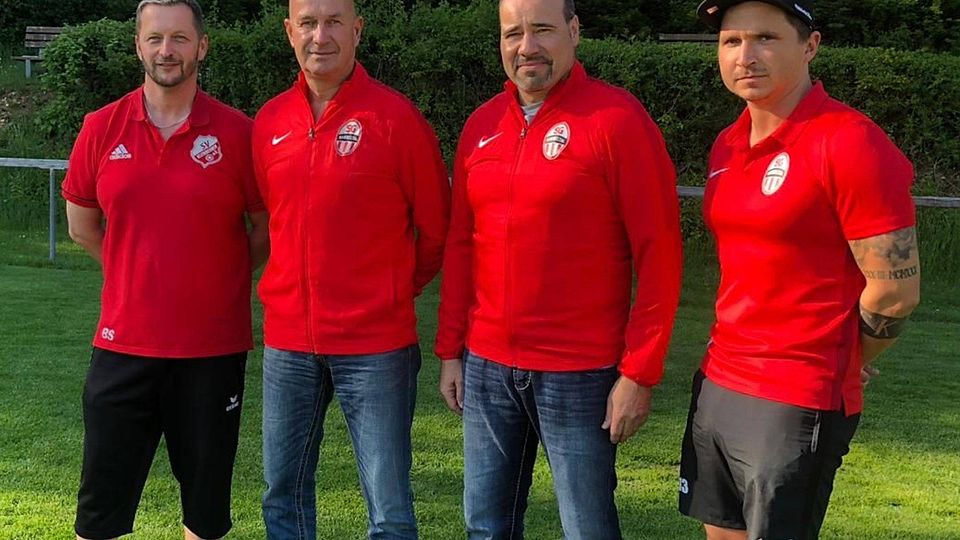 Das Trainerteam Thomas Zöllner/Andreas Weßling mit den Abteilungsleitern Bernhard Stix (SV Kleinbeuren) und Christoph Kraus (SV Ettenbeuren). 