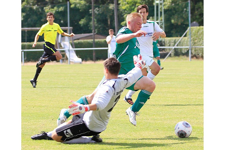 Niklas Schneider umkurvt Ingelheims Torhüter Jascha Eimann und markiert das 1:0.