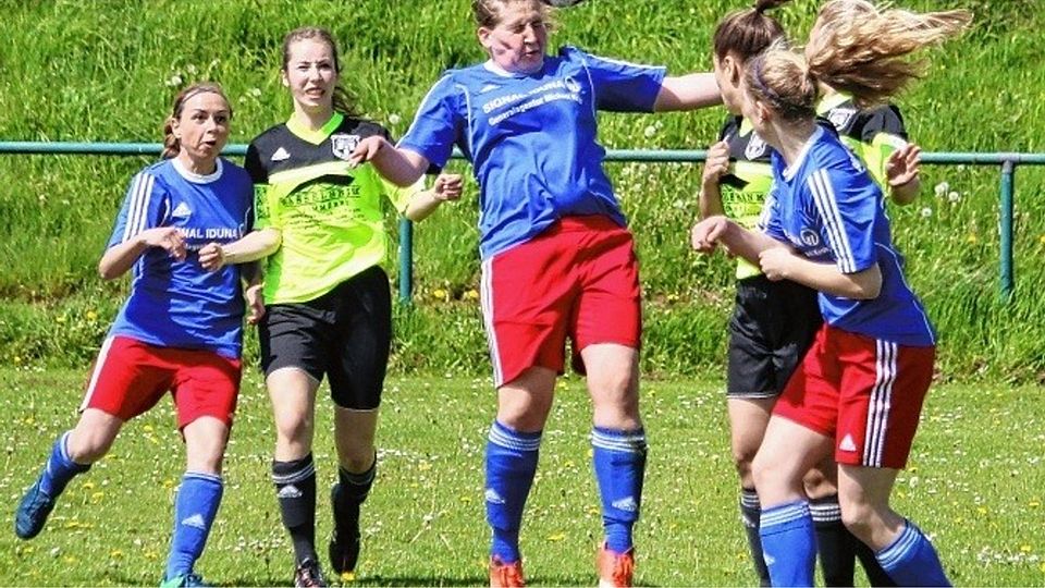 Christina Rix (SG EMTV/Fleckeby; Mitte) verfehlt mit diesem Kopfball das Tor und das mögliche 1:0 gegen den Spitzenreiter. Am Ende hieß es 0:3, mit dem die SG dennoch den Klassenerhalt sicherte.Pil