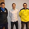 Als neuer Co-Trainer wurde von Fußballabteilungsleiter Christian Mühlbauer (r.) und Trainer Karl Kordick (l.) Markus Dietl präsentiert. Foto: fhe