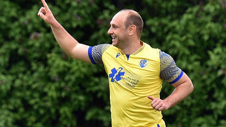 Er zeigt die Richtung an: Es geht nach oben für Robert Rakaric, hier im Trikot des SV Dornach in seiner letzten Saison als aktiver Herrenspieler vor zweieinhalb Jahren. Gegen sein Ex-Team absolvierte er das erste Spiel als Cheftrainer der Unterhachinger U21 – und das erfolgreich.
