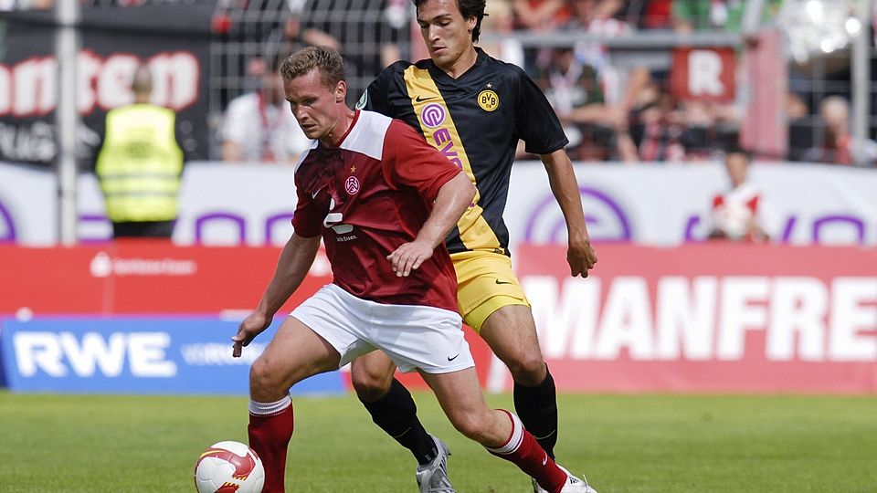 Ruhrpott-Kracher: Rot-Weiß Essen und der BVB trafen schon 2008 im Pokal aufeinander. Markus Kurth (Essen, li.) gegen Mats Hummels (BVB)