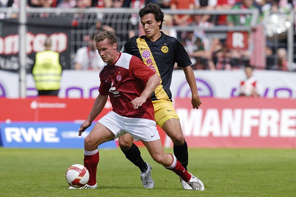Ruhrpott-Kracher: Rot-Weiß Essen und der BVB trafen schon 2008 im Pokal aufeinander. Markus Kurth (Essen, li.) gegen Mats Hummels (BVB)