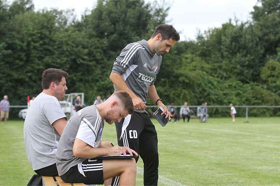 Für Cheftrainer-Trainer Nedim Hasanbegovic (Eidertal Molfsee) und Co Leon Trentepohl (sitzend) steht fast ein Neuanfang 2026-27 auf dem Zettel.
