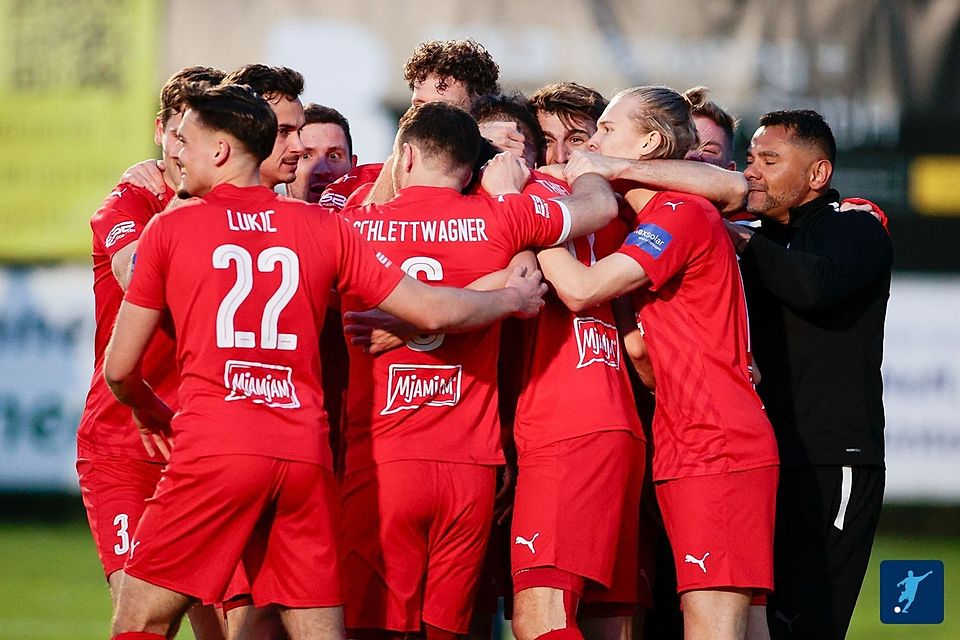 Mit einem 3:0-Heimsieg gegen den direkten Konkurrenten FC Pipinsried hat sich der SV Erlbach die Chance auf die Meisterschaft und den Aufstieg in die Regionalliga Bayern bewahrt. 