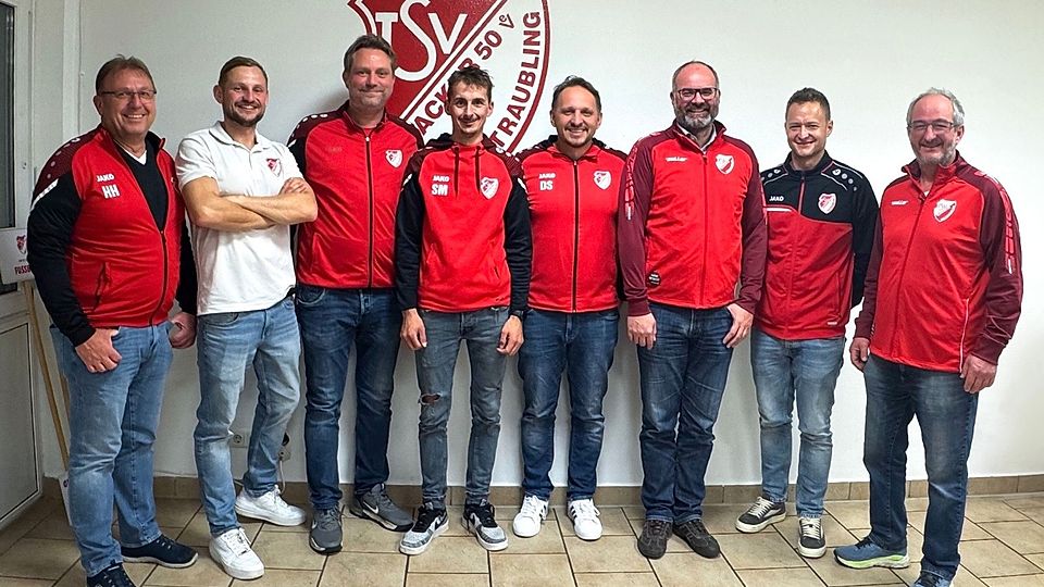 Die zum Teil neuen Funktionäre der Neutraublinger Fußballabteilung stellen sich zum Gruppenfoto auf.