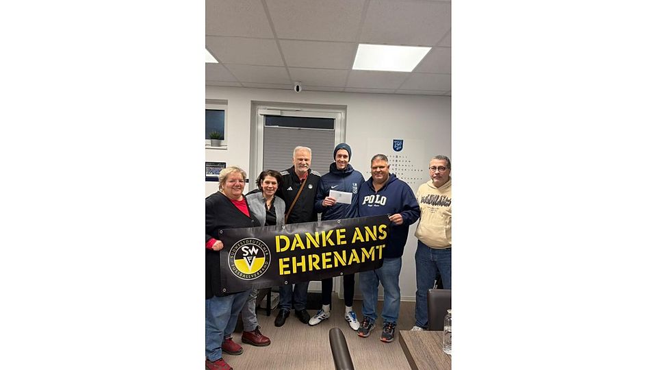 Finn Stärz (Dritter von rechts) bei der Ehrung.	Foto: Can Tasdemir/SWFV