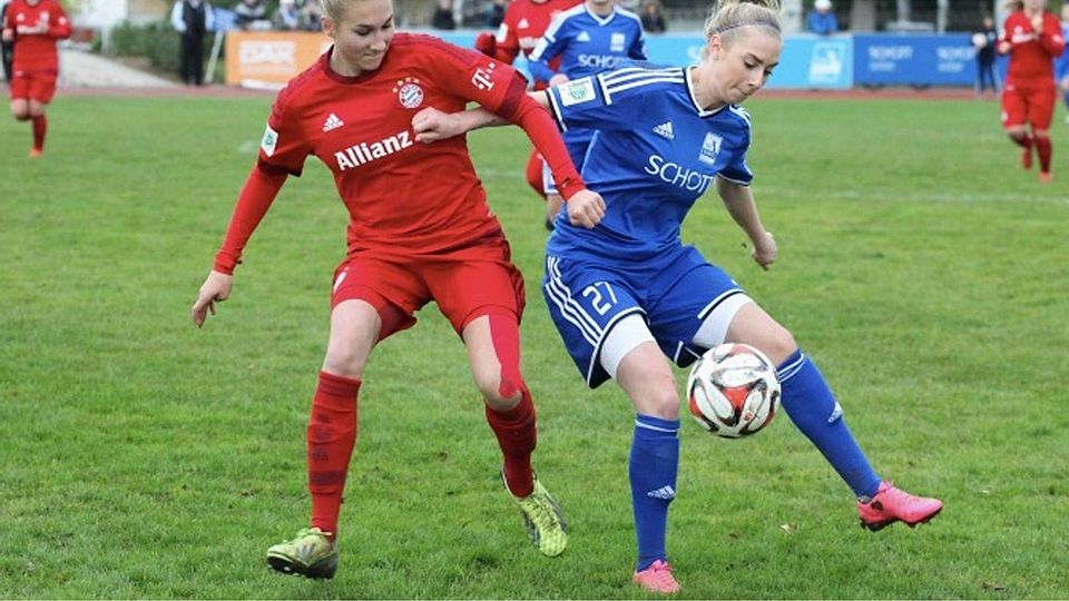Chiara Loos (rechts), hier gegen Bayern München II, gehört zu den dymanischsten Spielerinnen des TSV Schott. 	Archivfoto: hbz/Henkel