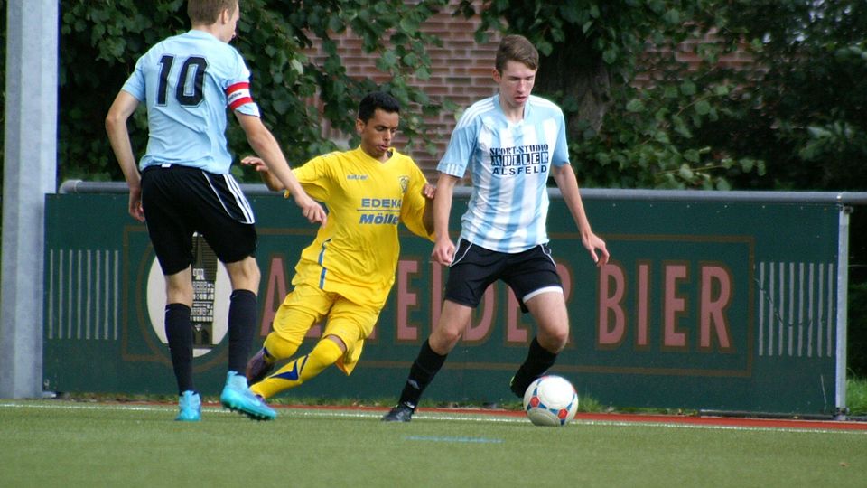Der Alsfelder Andre Kessler (rechts) ? hier im Duell mit Abdullah Alamri bei der 0:1-Auftaktniederlage gegen den OSC Vellmar ? wartet mit seiner Mannschaft weiter auf den ersten Punktgewinn in der Verbandsliga Nord.