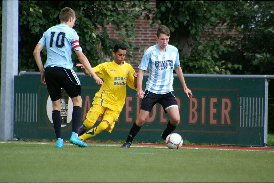 Der Alsfelder Andre Kessler (rechts) ? hier im Duell mit Abdullah Alamri bei der 0:1-Auftaktniederlage gegen den OSC Vellmar ? wartet mit seiner Mannschaft weiter auf den ersten Punktgewinn in der Verbandsliga Nord.