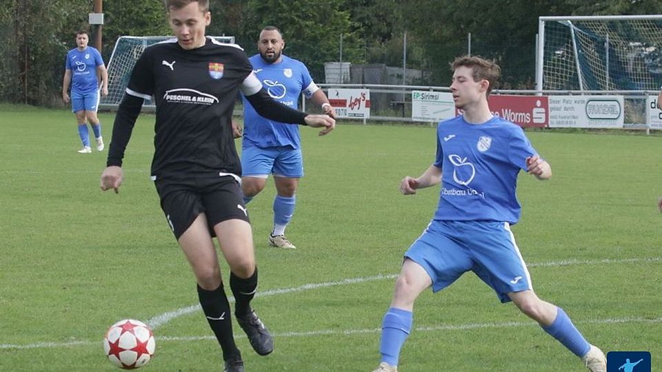 Abdelkader Meslem (hinten in der Mitte des Bildes) möchte mit seinem Verein den Klassenerhalt sichern, bevor er ihn im Sommer verlassen wird.