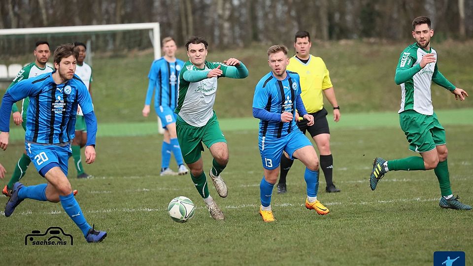 Dietrich Liskunov (in Blau, rechts) holte den entscheidenden Elfmeter für den FC Brünninghausen heraus.