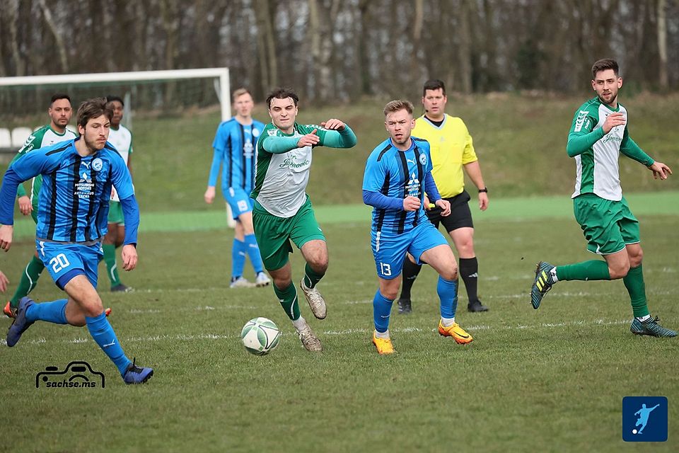 Dietrich Liskunov (in Blau, rechts) holte den entscheidenden Elfmeter für den FC Brünninghausen heraus.