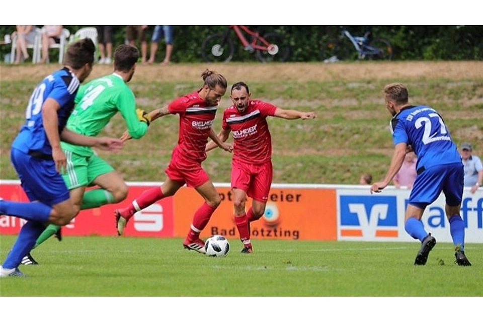Miroslav Spirek (li.) war mit seinen drei Treffern gegen den TSV Kareth-Lappersdorf der Mann des Tages am Roten Steg.  Foto: Tschannerl