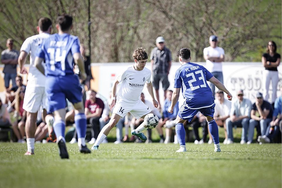 Fußball; Saison 2024/25; Bezirksliga; Georg Off (in Weiß) vom ASV Habach im Heimspiel gegen den FC Aich am 12. April 2025
