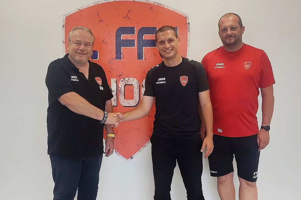 Nick D'Addona (Mitte) wird in Hof als neuer Trainer der Bayernliga-Frauen vorgestellt. Nick D'Addona (Mitte) wird in Hof als neuer Trainer der Bayernliga-Frauen vorgestellt.