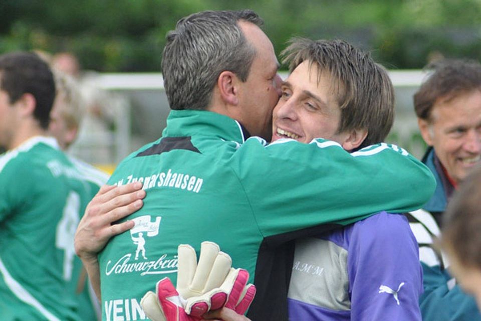Zusmarshausens Trainer Reinhard Brachert bedankt sich bei Aushilfstorhüter Matthias Salvamoser.  Foto: Oliver Reiser