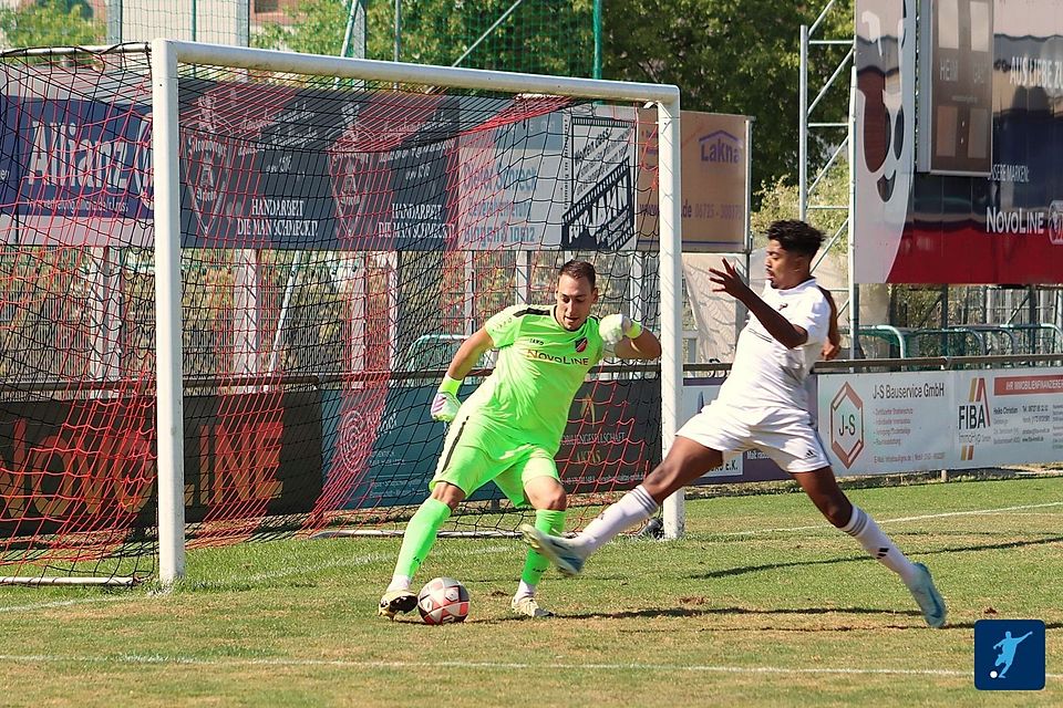 Ausgetanzt: Hassia-Keeper Nico Setz und sein Team haben sicherlich gute Erinnerungen an den 4:1-Hinspielerfolg gegen Yassine Laghdaif (weißes Trikot) und den FSV Saulheim.