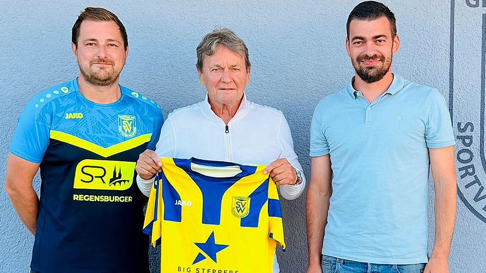 Die Verantwortlichen Stefan Scherr (links) und Matthias Beier (rechts) haben Sepp Schuderer als neuen Cheftrainer verpflichtet.