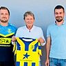 Die Verantwortlichen Stefan Scherr (links) und Matthias Beier (rechts) haben Sepp Schuderer als neuen Cheftrainer verpflichtet.