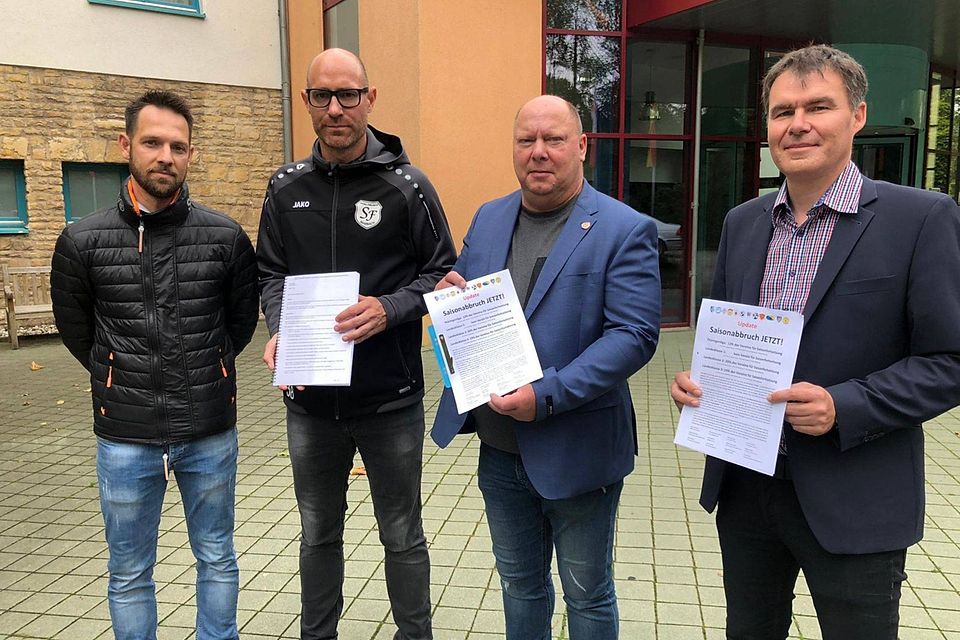 V.l.n.r.: Hendrik Pohland, Lars Sänger, Frank Neuhaus und Matthias Springer übergaben die Petition und ein Faktenpapier in Bad Blankenburg.