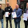 V.l.n.r.: Hendrik Pohland, Lars Sänger, Frank Neuhaus und Matthias Springer übergaben die Petition und ein Faktenpapier in Bad Blankenburg.